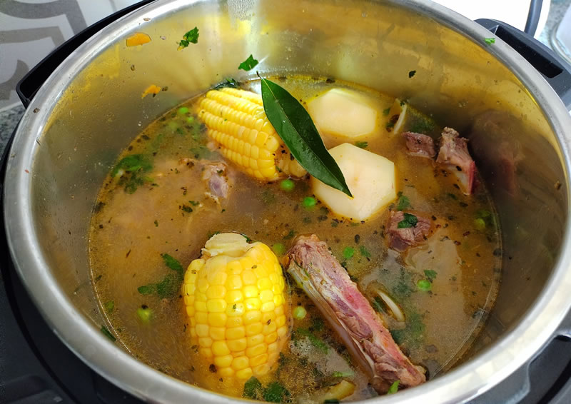 Cazuela con hoja de laurel