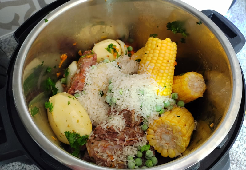 Cazuela vacuno con arroz y arvejas