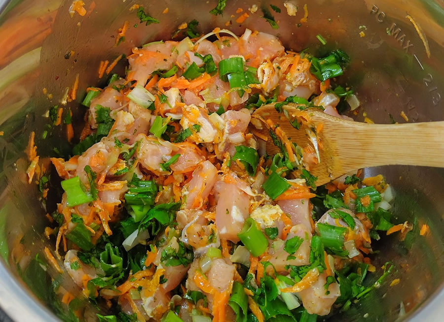 Sofrito con cebollín y cilantro