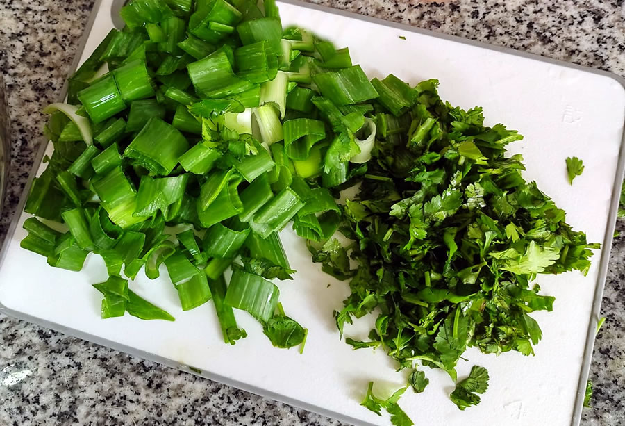 Verdeo de cebollín y cilantro picado