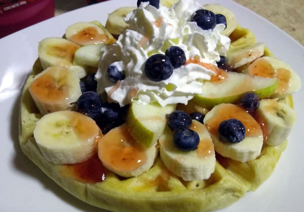 Waffle con plátano y salsa de frutilla
