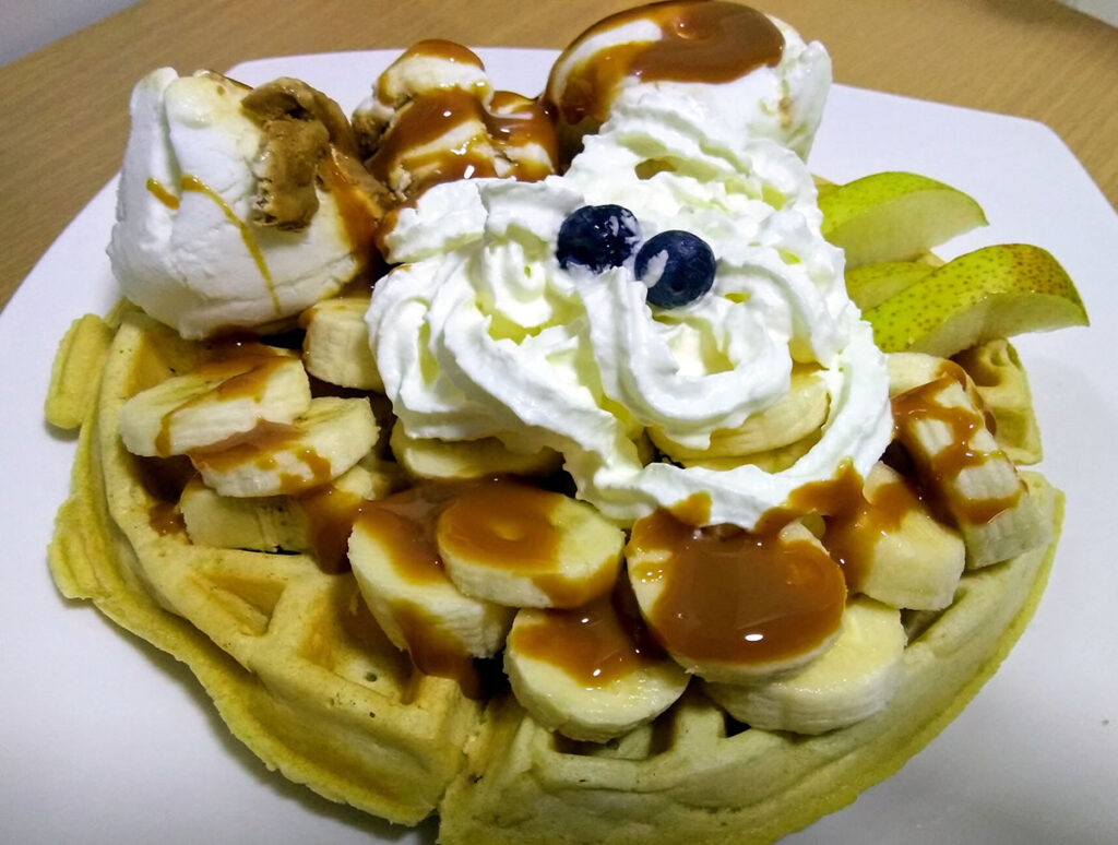 Waffle con plátano y peras