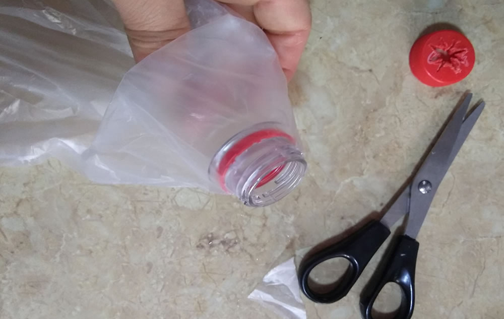 Colocar bolsa en la boca de la botella