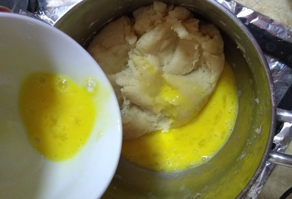 Masa churros y un huevo batido