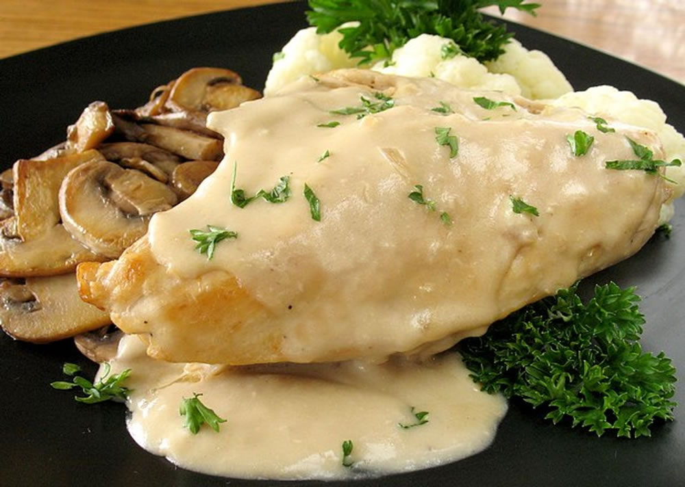 Pollo con salsa blanca