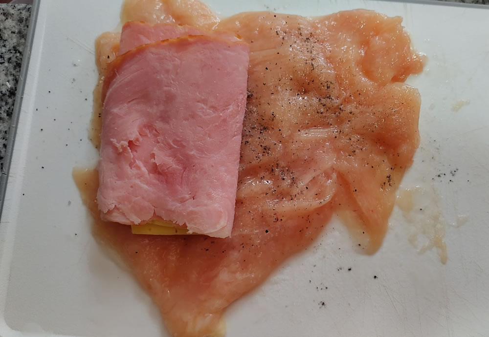 Filete de pollo con rollo de queso y jamon