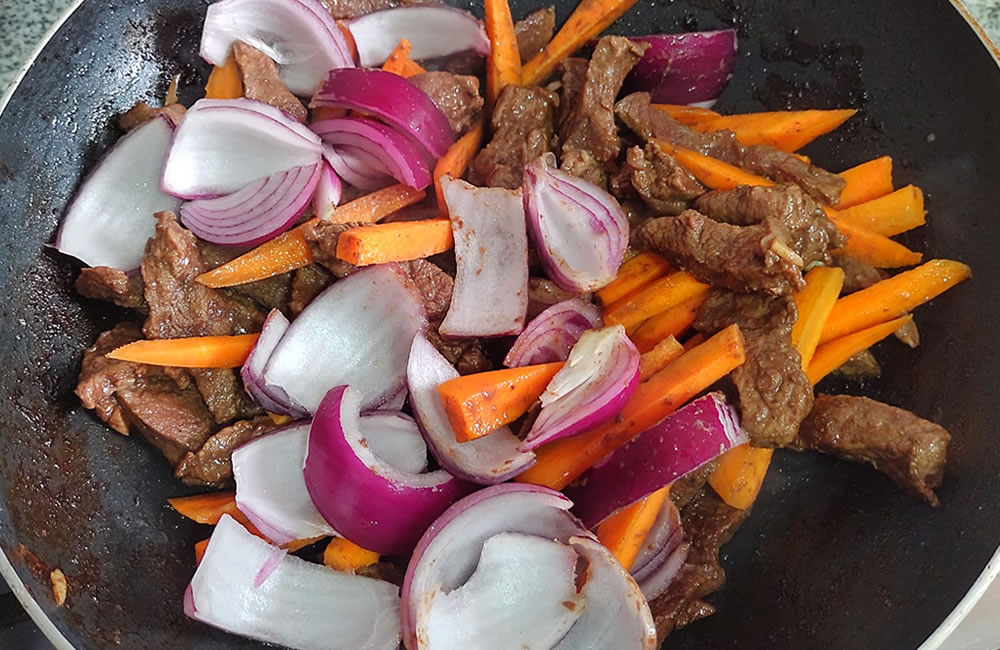 Cebolla picada carne saltada