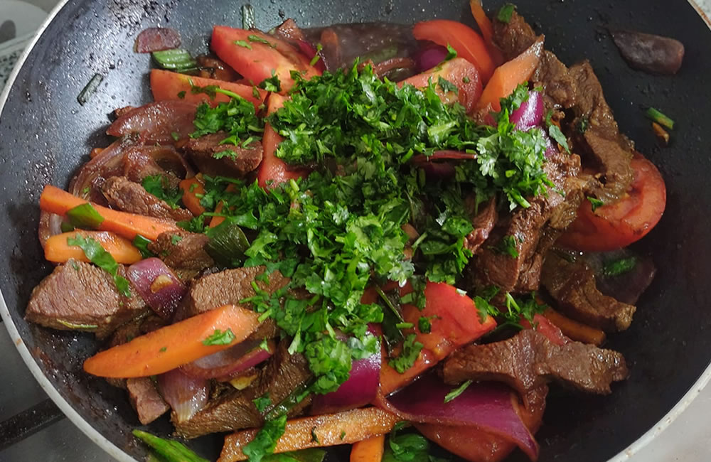 Cilantro picado carne saltada con verduras al dente