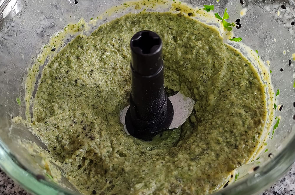 Hummus de garbanzo en procesadora de elimentos