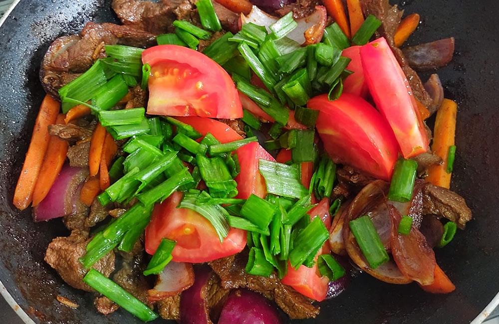 Verdeo de cebollín y tomate picado