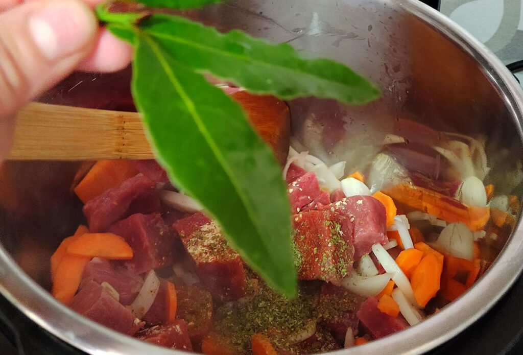 Tomatican con hojas de laurel