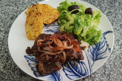 Carne al jugo con papas doradas