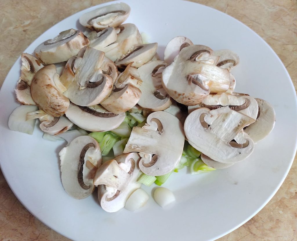 Champiñones y cebollin para Strogonoff