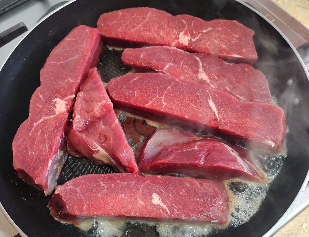 Cortar la carne de vacuno para el Strogonoff