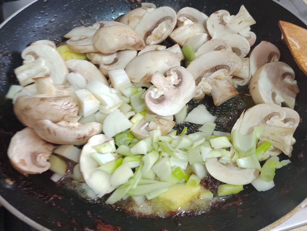Sofreír los champiñones, cebollín y ajo