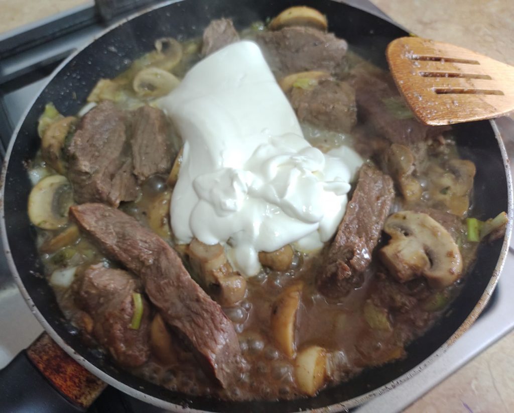 Strogonoff de carne y crema de leche