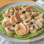Carpaccio de locos en salsa de palta y ajo